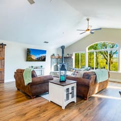 The Mystic Mountains Retreat, Hot Tub, Fenced yard