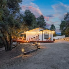 Yosemite Skunk Cabin w/ Game Room & Hot Tub