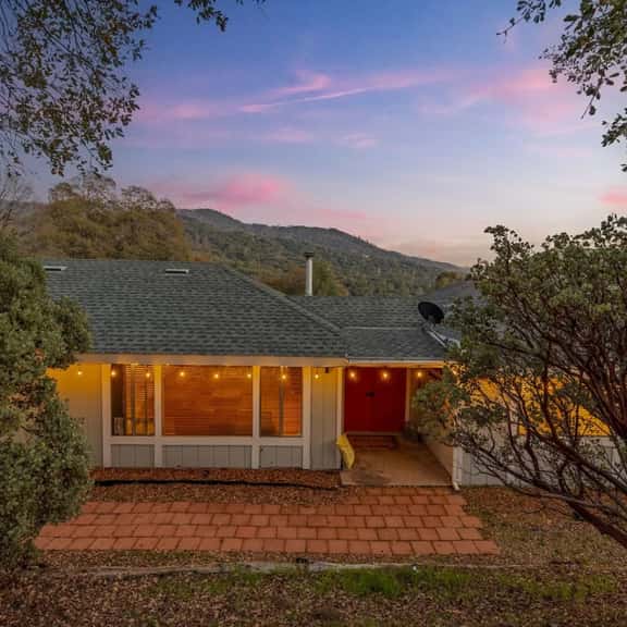 Cherry Cottage by Yosemite w/ Game Room & Hot Tub - Image 1