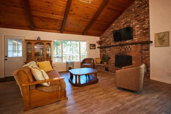 Lakeside Retreat at Cedar Valley, 11 minutes from South Entrance - Image 3