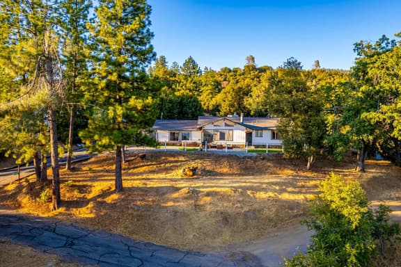 Hillside Sky Ranch Retreat 12 miles from Yosemite - Image 1
