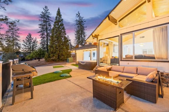 Yosemite Garden View Getaway, Hot Tub, Pool Table - Image 1