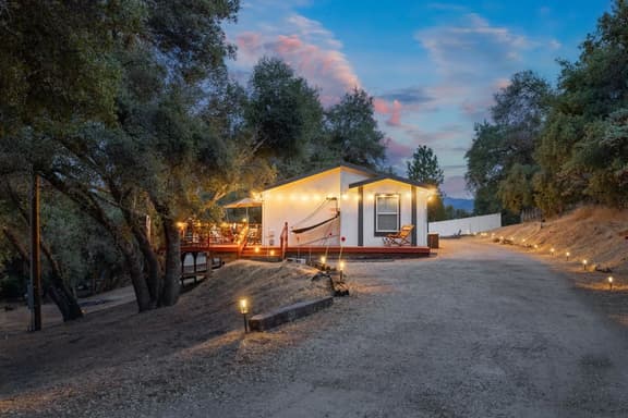 Yosemite Skunk Cabin w/ Game Room & Hot Tub - Image 1
