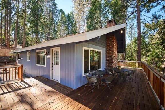 Lakeside Retreat at Cedar Valley, 11 minutes from South Entrance - Image 1